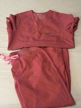 Figs Mid-Rose V-Neck Scrub Set